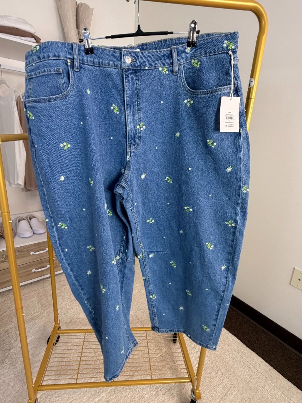 Free Assembly Women's Plus Embroidered Mid Rise Cropped Barrel Jeans - Picture 2 of 3